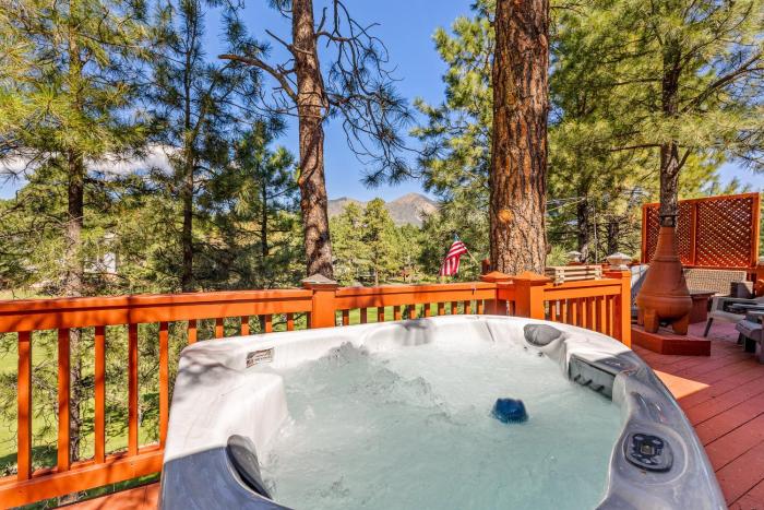 ACE - A Hole in One Right on the Golf Course Hot Tub Mt Views Pines
