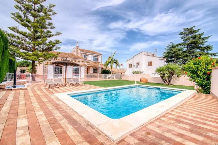 Family Villa in Benifayó with Year-Round Private Pool