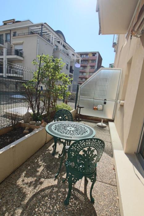 Studio 24 m2 le grand passage centre-ville terrasse climatisation parking