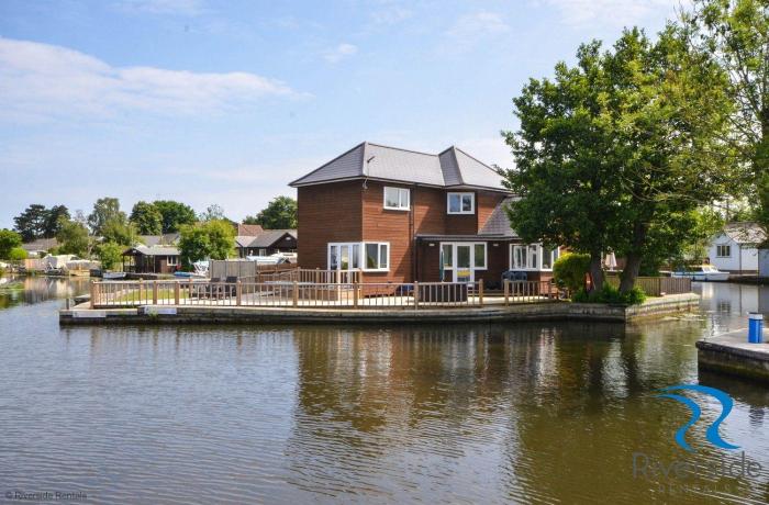 Bure Croft - Holiday Cottage on the river in Wroxham