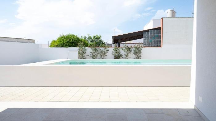 Villa with swimming pool a few meters from the sea