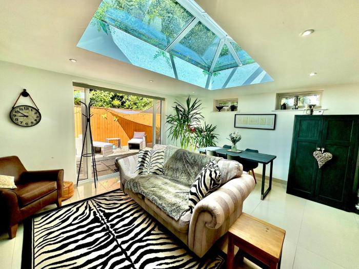 Savannah Lodge - Stylish Coastal Escape - Free Parking - WiFi