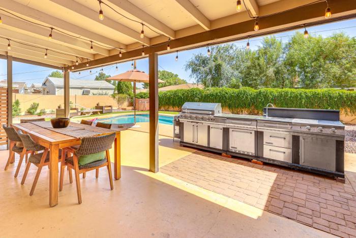 3 Mi to Dtwn Shops & Eats: Mesa Home w Pool!