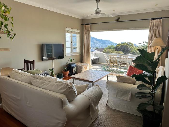 Above Cape Town Ocean Views and Quiet Nights