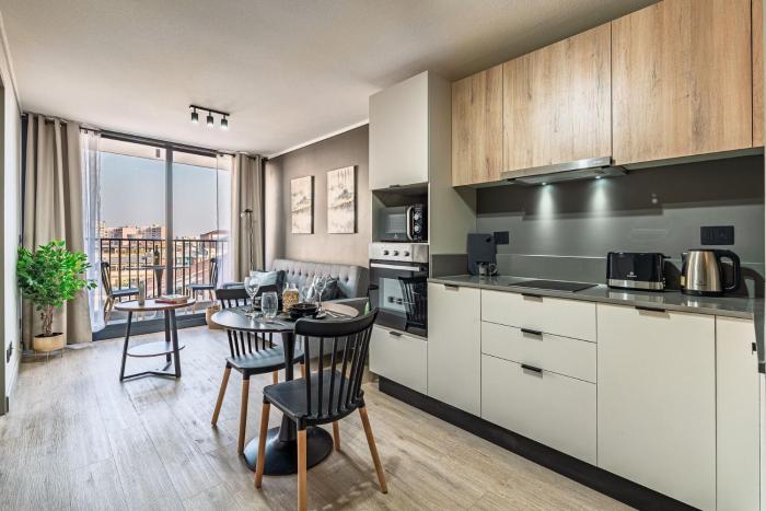 Centro Cívico | Compañía | Piscina | GYM | Wi-Fi | Terraza y Parrilla | Security 247