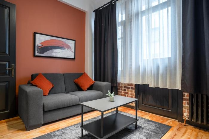 Charming 1BR Flat with Balcony in Cihangir