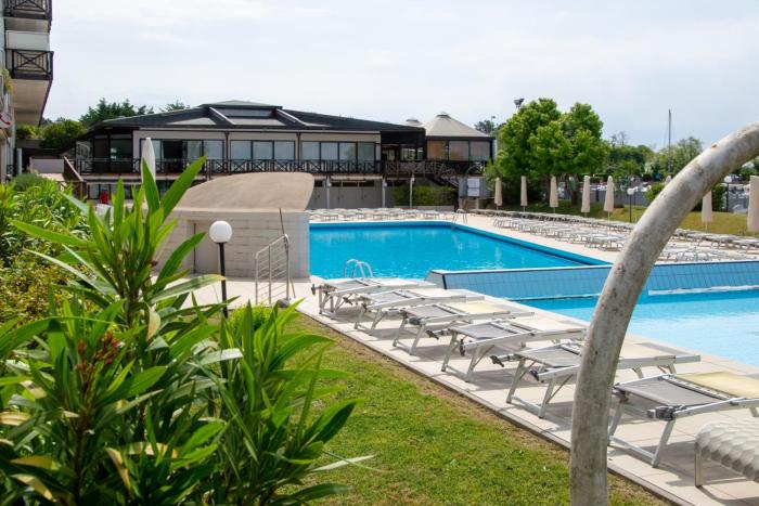 Welc-ōM Lignano swim and fun with dock view