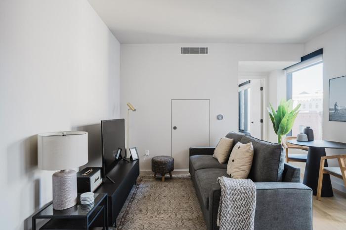 Blueground SoMa pool nr Civic Center SFO-1787