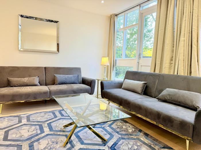 3 Bedrooms flat in central London