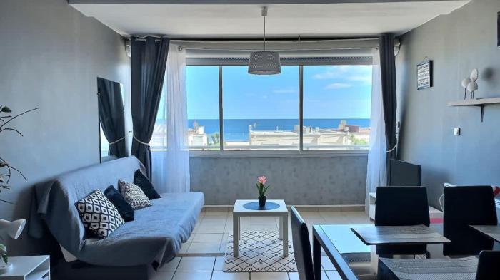 Agreable studio-cabine vue mer 4 personnes à 20 m de la plage