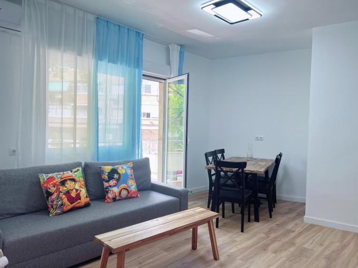 Una habitación cómoda y luminosa