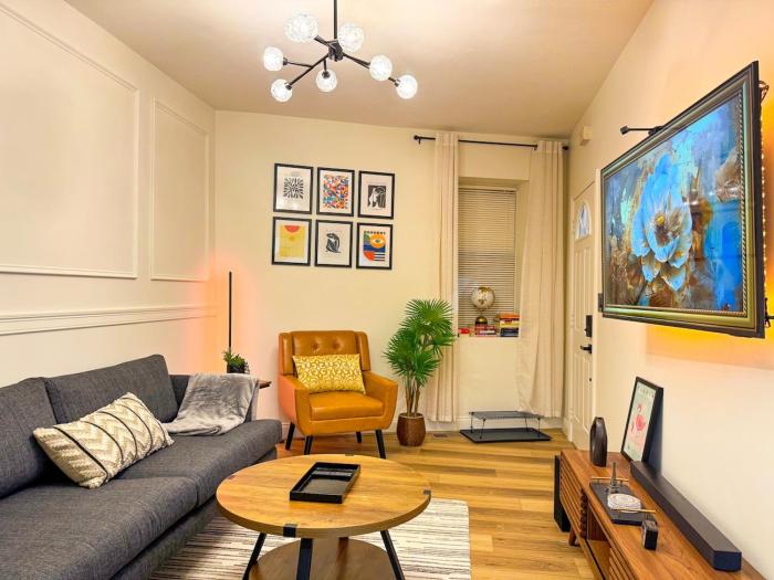 Cozy Modern 2BR, 3min Walk to Beach and Train, Near Boston