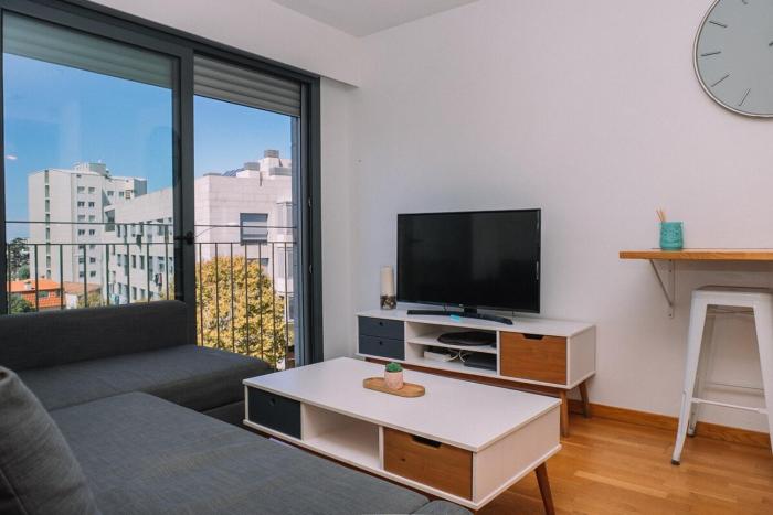 Piscina y garaje cerca del centro by CABANA Rentals