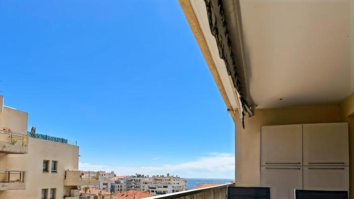 2 Room modern, terrace and Parking