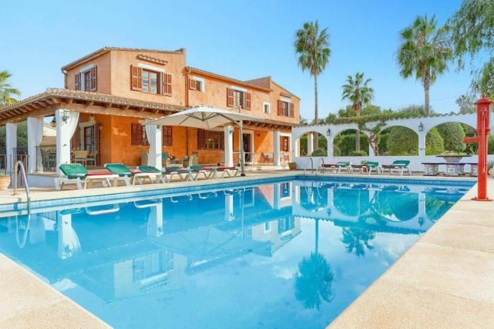 Villa Murtaretas by Villa Plus