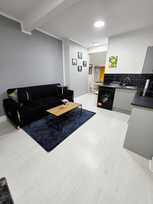 Bright, Modern & Comfortable 2-Bedroom Apartment