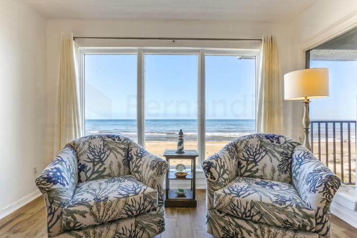 2 Bed2 Bath, 4th floor Oceanfront condo sleeps 6. Oceanfront deck and pool.