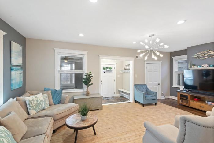 Dazzling Bungalow within 2 Blocks of Beach