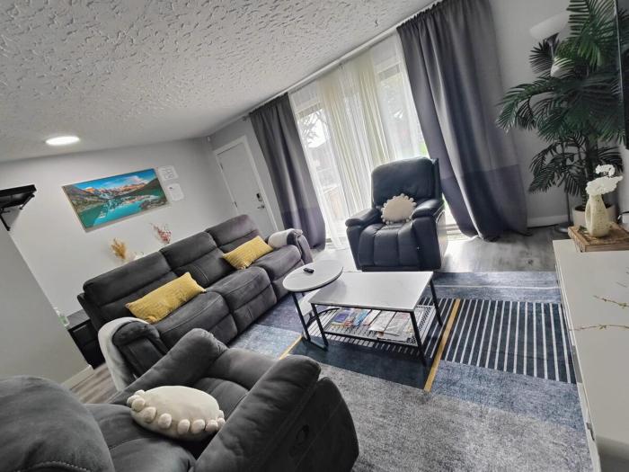 Elegant upper unit bungalow - 10 mn from downtown