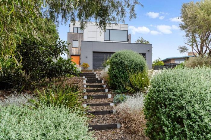 Fairhills Sundrenched Living