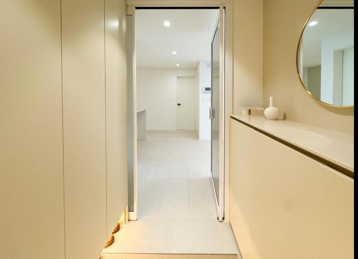 Short-term rental 3Room 2Bath Luxury apt #Dressroom #King-size bed