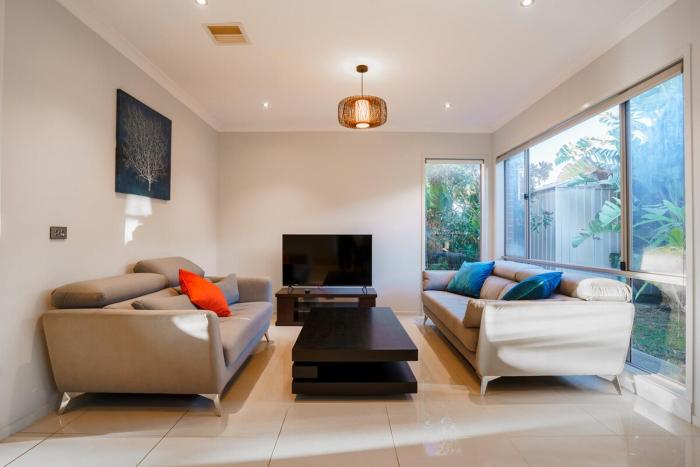 Spacious Point Cook Retreat & Free Parking