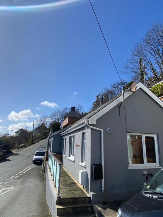 Comfortable bungalow in Goodwick no TV with private parking one car