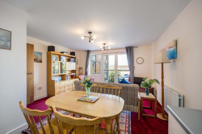 Belle Buoy - Town Centre Location with Free Parking