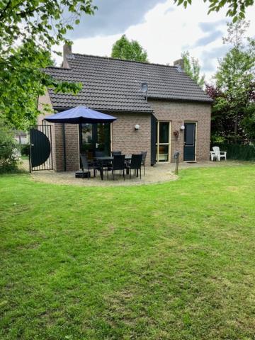 Forest Vacation Home -fenced garden-