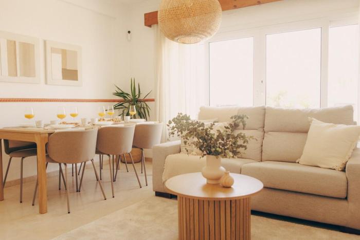 THERA Beachfront Villa - Sea Views & Free Parking