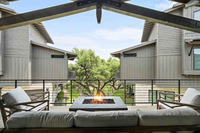 Luxe 3-Story Retreat - Chefs Kitchen and Firepit