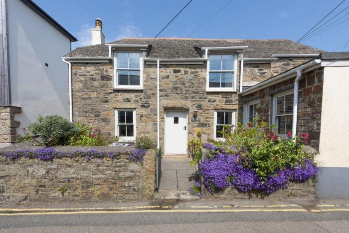 Piskey Cottage, Mousehole - Close to Harbourside - Free WiFi - Free Parking