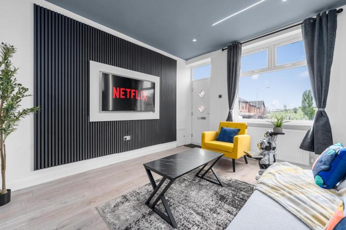 The Gallery House - Modern 2BR Stay - Sleeps 5