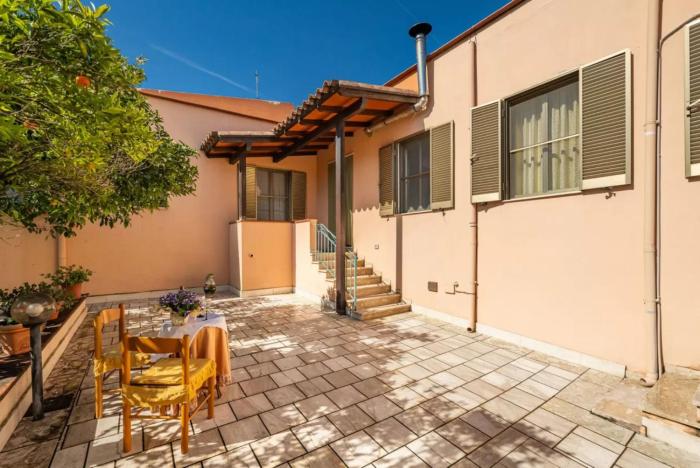 Spacious three room apartment in the heart of Orosei