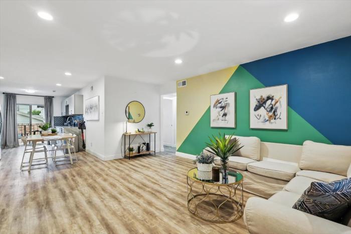 2-BD 2-BA Apartment with Pool Patio Courtyard