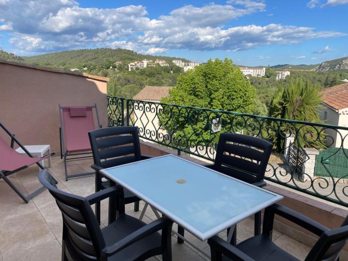 Joli appartement avec terrasse Baccara