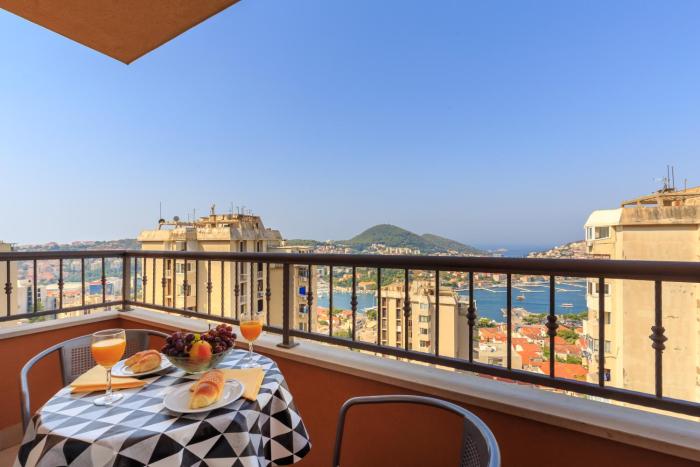 Apartment with private parking and sea view