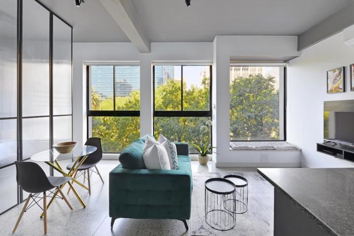 Luxury apartment with City & Mountain views