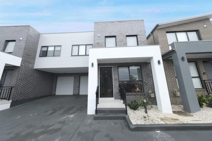 Modern 4 Bedroom House in Box Hill