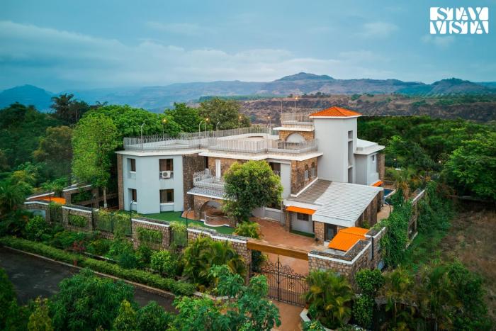 StayVista at Seraphim Peak with Pool & Views