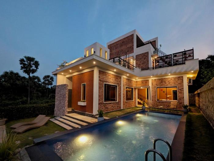 Villa with Private Pool, 12 mins walk to Beach