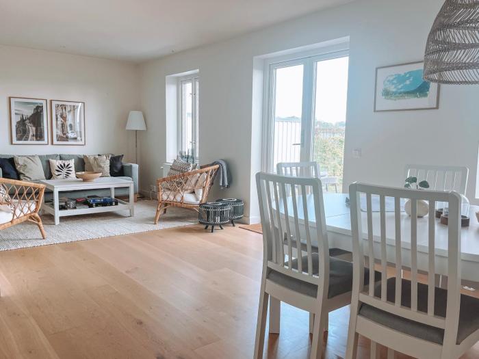 Golfinspirerat boende med cyklar, pool och tennisbana