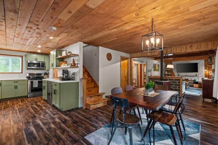 Riverfront Luxury Cabin-Hot Tub-EV-Deluxe Kitchen