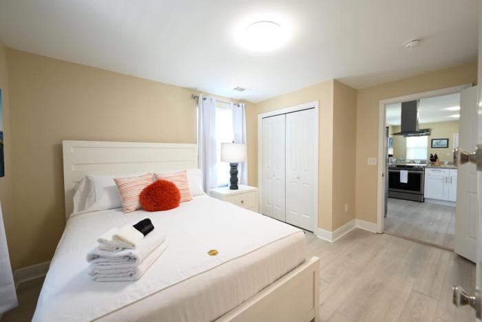 Cottage on 10th Cozy Retreat Near Downtown & Beach