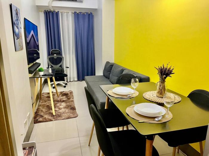 Chic City Stay, Fame with balcony, NearMegamall