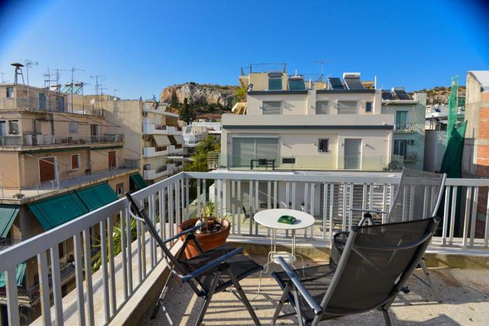 Athens Sunny top floor apartment 10 min from metro