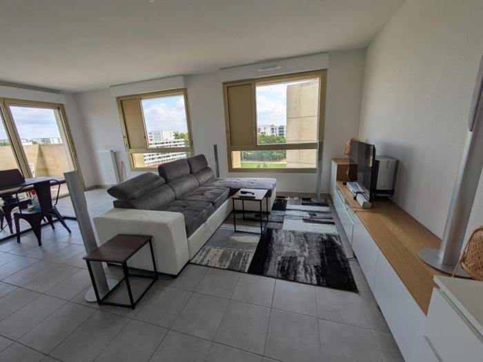 4-bedrooms apartment with terrace view, subway, stadium, 2 parkings