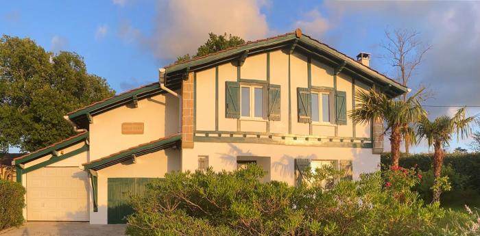 Maison basque avec piscine