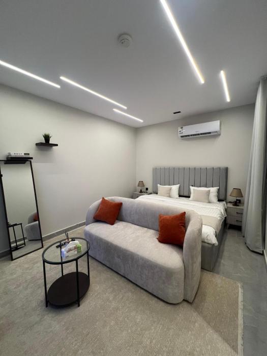 Self entry Modern Studio