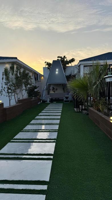 فيلا ايمان مسبح وحوش وجلسات خارجيه مع ملعب كرة قدم